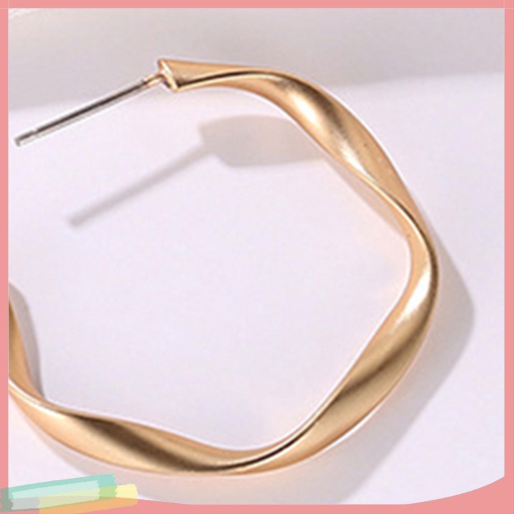 Khuyên tai dạng tròn phong cách thời trang cho phái nữ