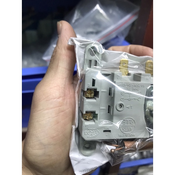 Role Ariston đời mới màu xám. Role bình nóng lạnh.