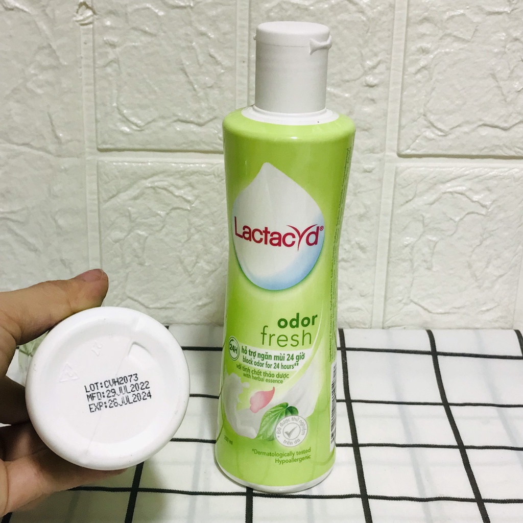 Dung dịch vệ sinh phụ nữ Lactacyd Ngày Dài Tươi Mát 250ml