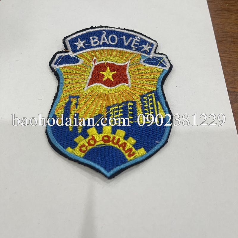 Logo bảo vệ cơ quan thêu sẵn - màu xanh may lên áo