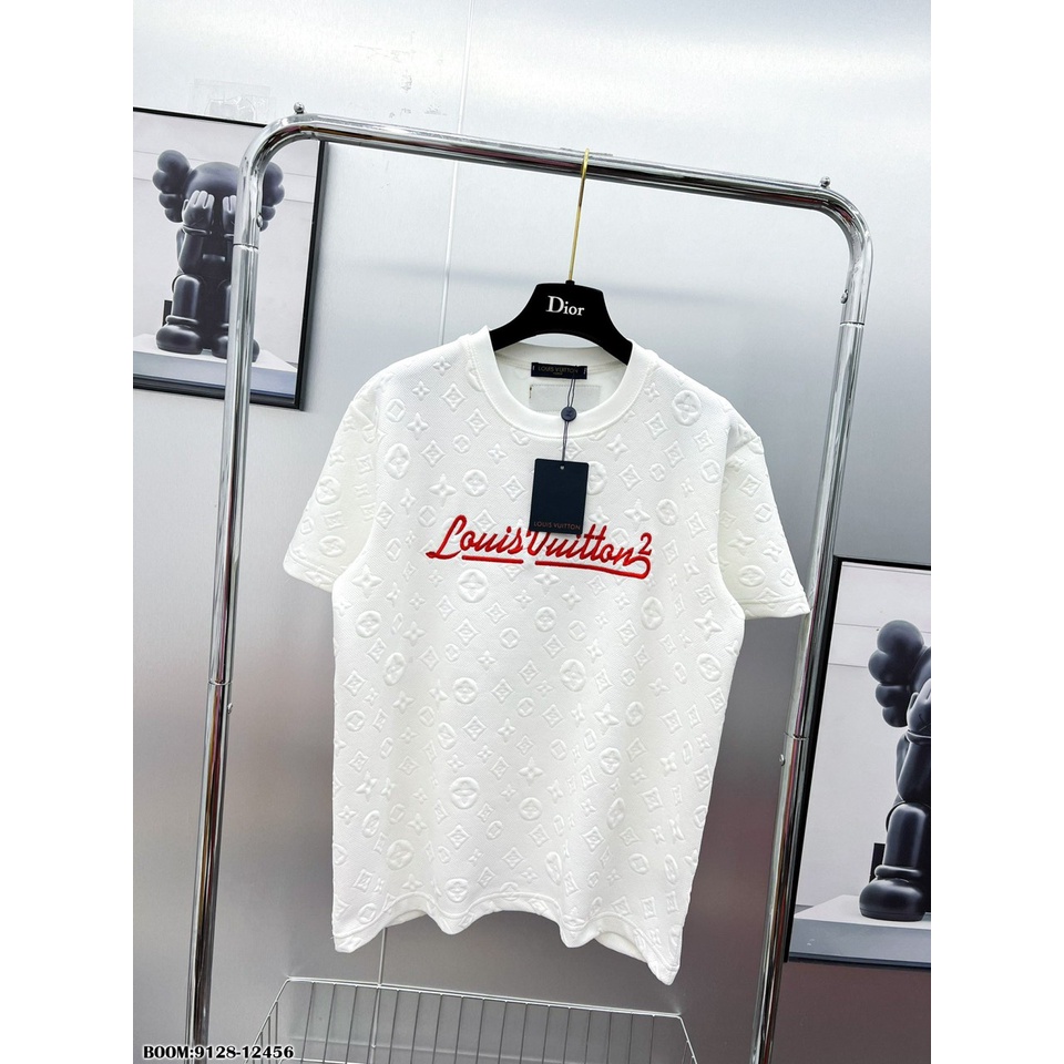 Áo Phông Nam Thêu Chữ LV Đỏ Vân Dập Nổi Vải Mát Mịn - Áo Thun Nam Logo Vân Nổi Cực HOT