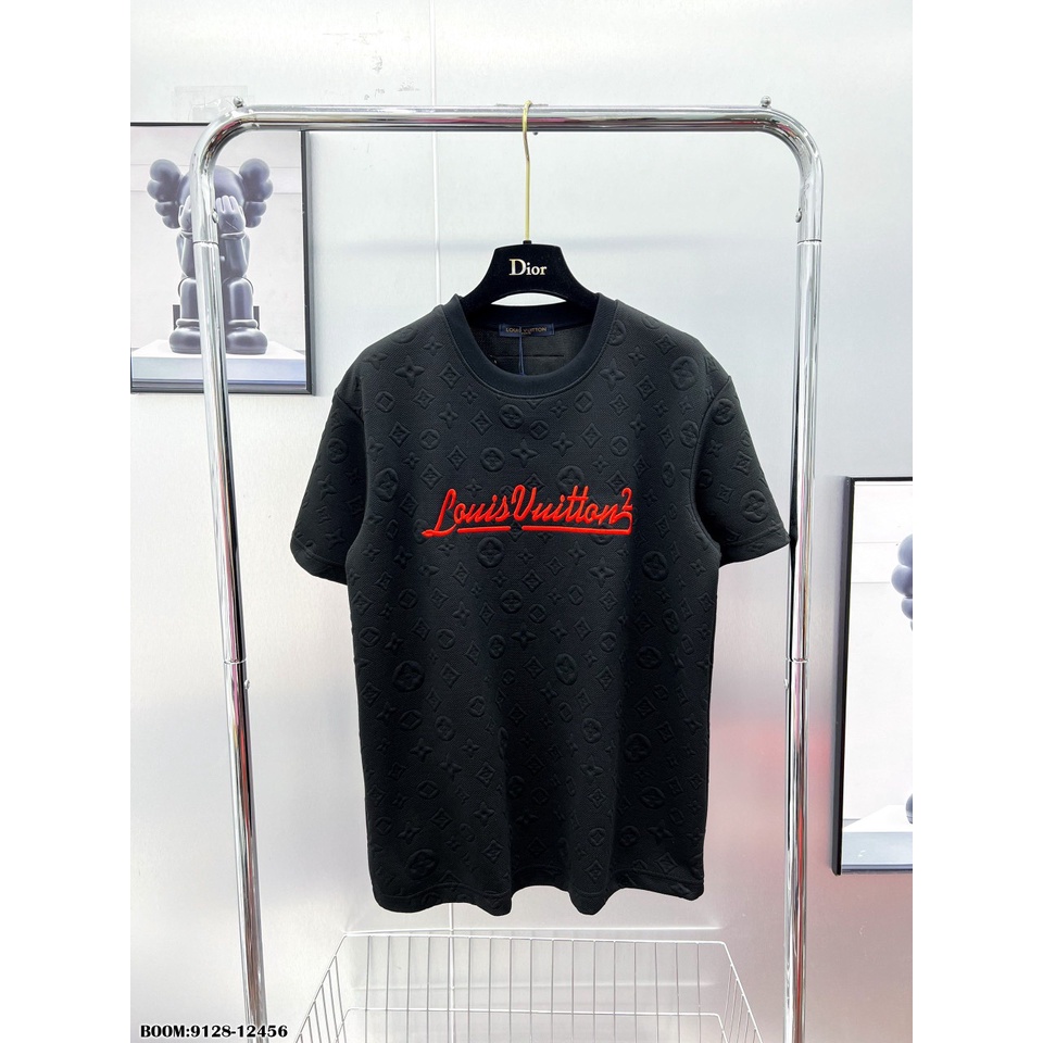 Áo Phông Nam Thêu Chữ LV Đỏ Vân Dập Nổi Vải Mát Mịn - Áo Thun Nam Logo Vân Nổi Cực HOT