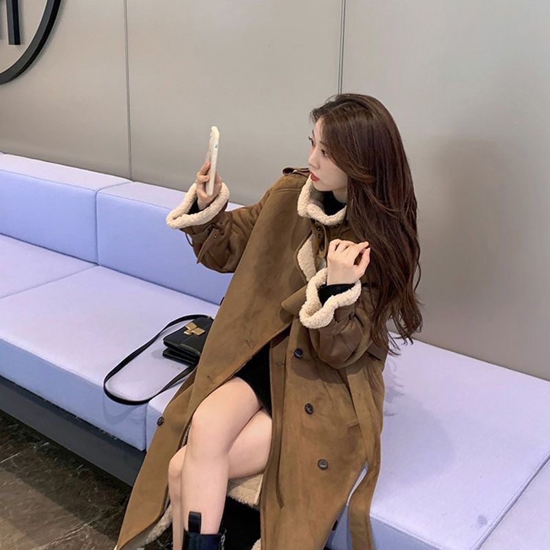 Áo khoác da lộn màu nâu dáng dài lót lông siêu ấm phong cách Hàn quốc