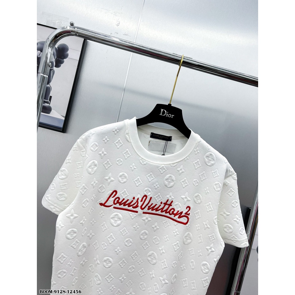 Áo Phông Nam Thêu Chữ LV Đỏ Vân Dập Nổi Vải Mát Mịn - Áo Thun Nam Logo Vân Nổi Cực HOT