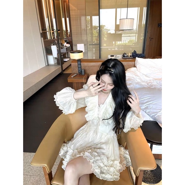 ĐẦM TRẮNG ĐAN NGỰC VIỀN BÈO TAY PHỒNG