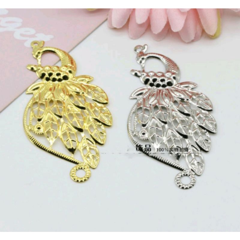 miếng kim loại hình chim công