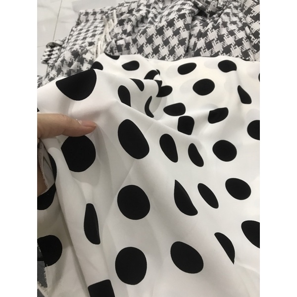 Vải Lụa Pháp chấm bi đen Trắng dày vừa co dãn mềm rũ đẹp sang (khổ 1m5)may đầm váy, áo dài ,áo sơ mi