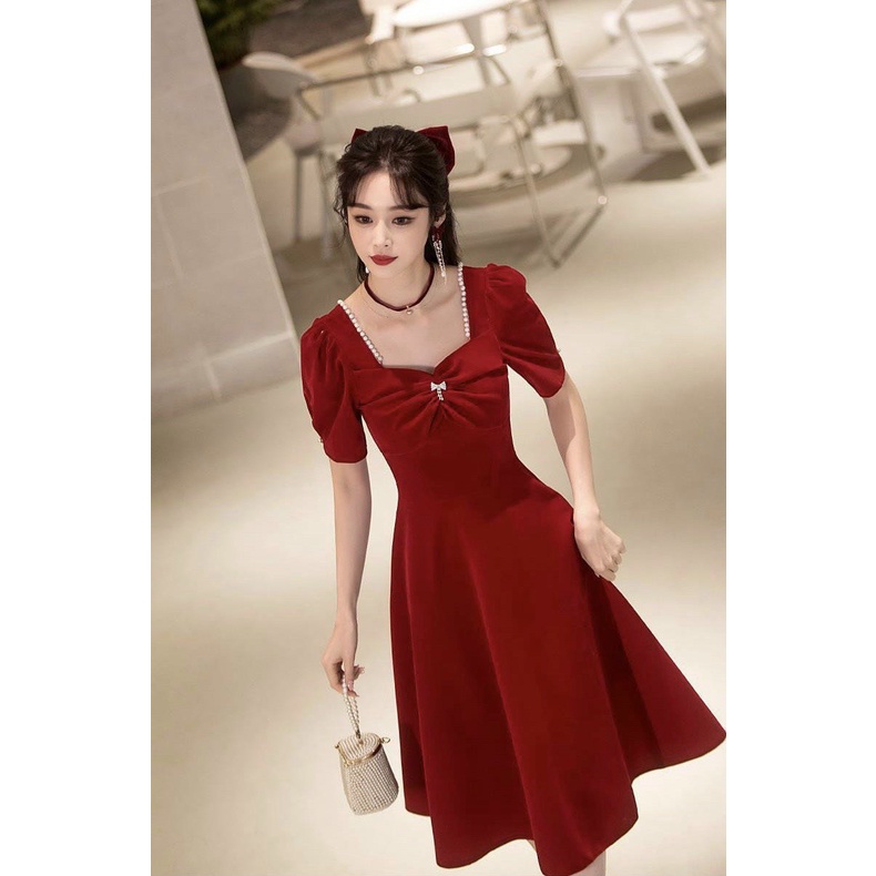 ĐẦM XÒE ĐỎ NƠ PHỤ KIỆN HẠT TRAI Chất: vải cotton lạnh Màu: đỏ đô Kiểu dáng: đầm xòe, cổ tư giác phối nơ trước ngực kèm p