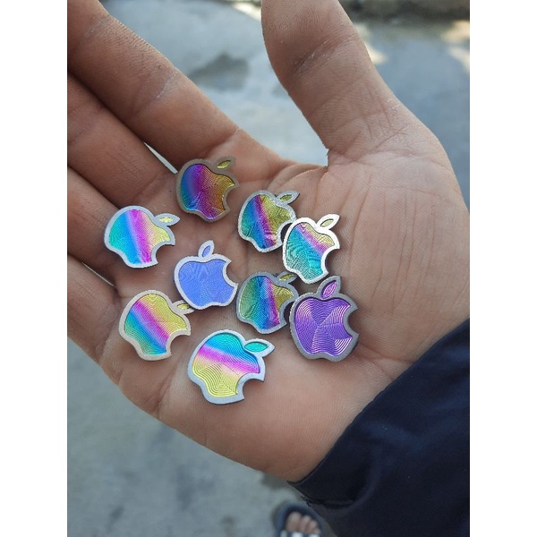 Lô gô titan hình quả táo dở