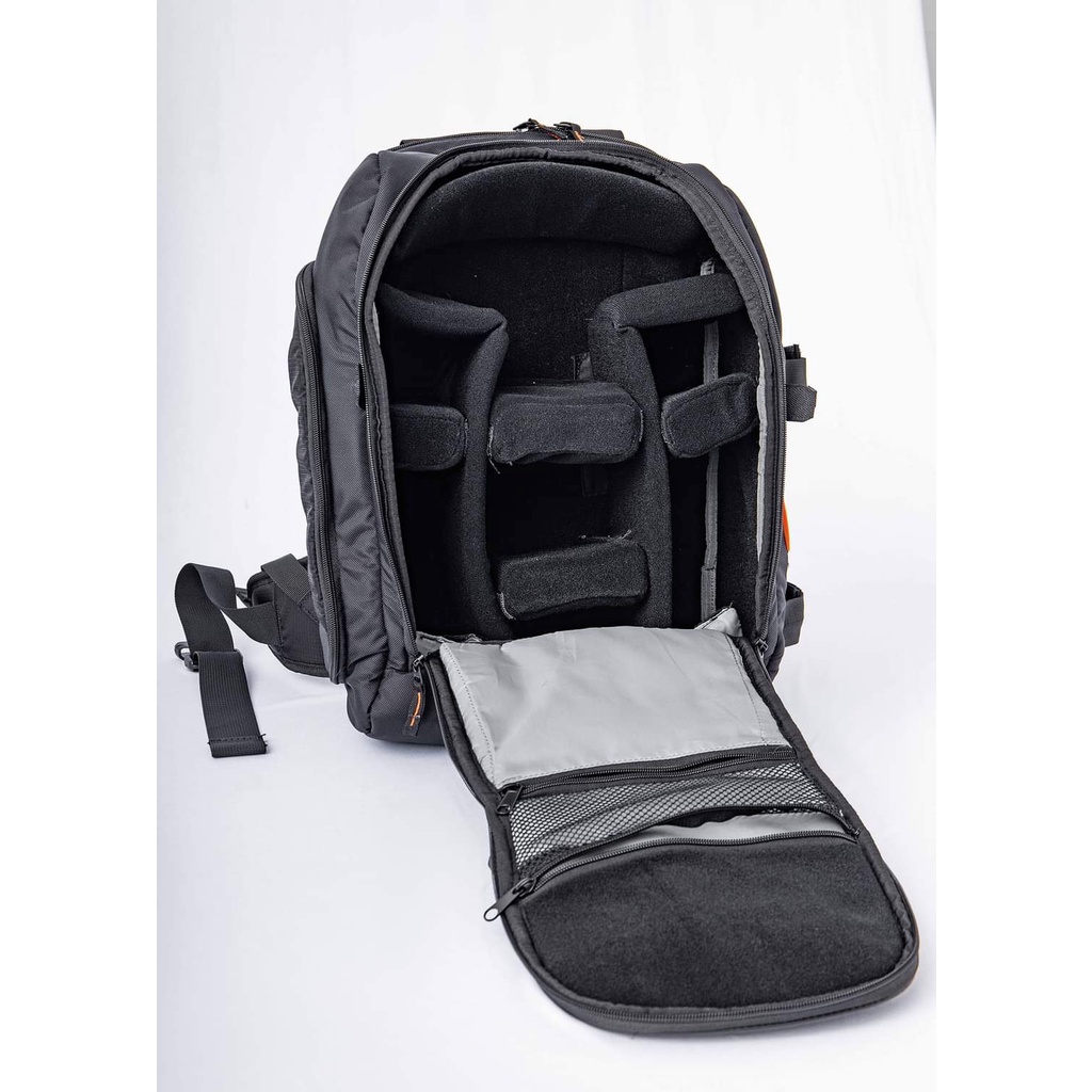 Balo máy ảnh Caselogic 206 màu đen có ngăn laptop vải chống nước.