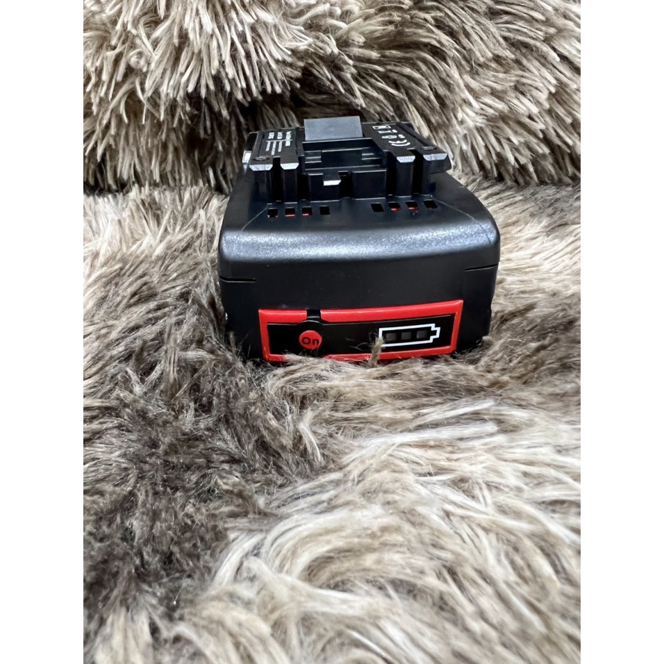 Pin Bosch đóng 18v nhận sạc zin, có led báo pin