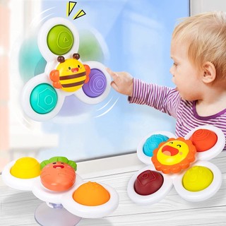 Con quay đồ chơi cho trẻ sơ sinh khi tắm