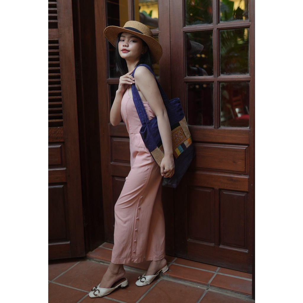 Bộ áo quần yếm Linen thiết kế cao cấp màu hồng dáng jumpsuit gắn nút bọc sườn thanh lịch thời trang