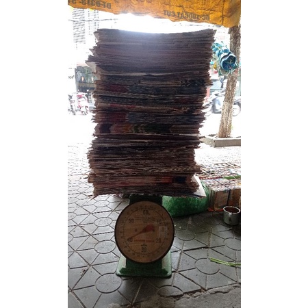0,5 kg giấy báo cũ dùng để gói hàng, hoa quả, lau gương, lau kính Nhà sách cũ cô Thuận Hải Phòng