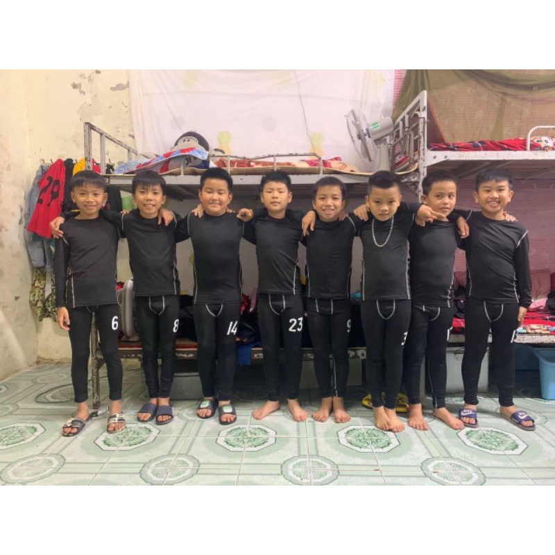 Bộ quần áo giữ nhiệt Pro Combat cho trẻ em.