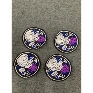 Sticker thêu là ủi tròn hoa trắng tím