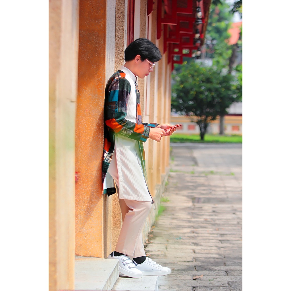 Áo dài nam cách tân màu caro phối phong cách vintage hoài cổ