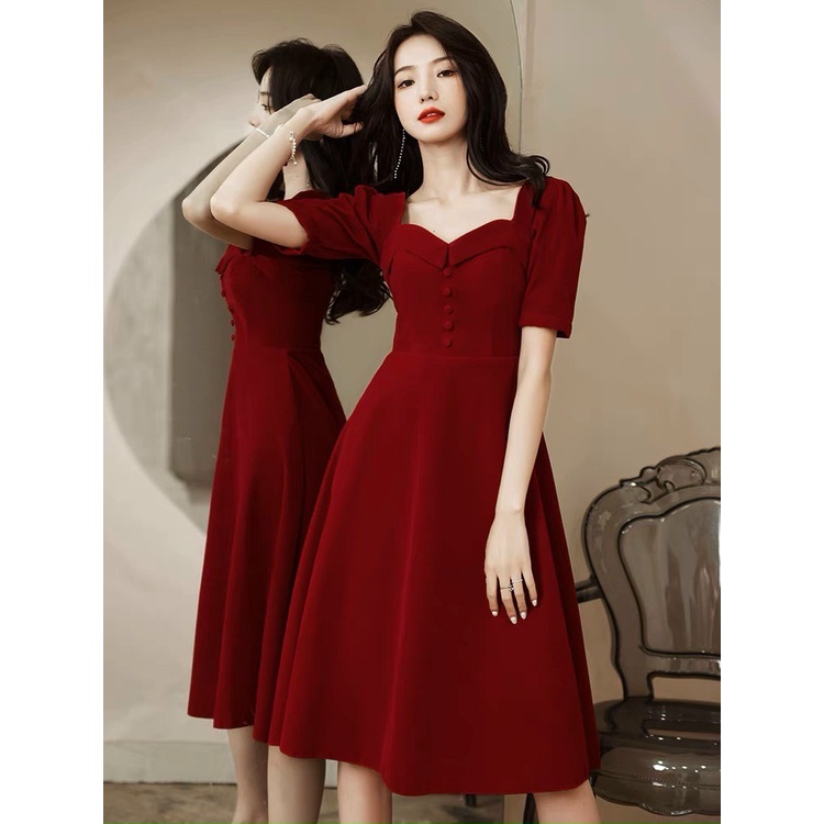 ĐẦM XÒE ĐỎ CỔ PETER NÚT BỌC Chất: vải cotton lạnh Màu: đỏ đô Kiểu dáng: đầm xòe, cổ peter pan, tay ngắn phồng, đính nút