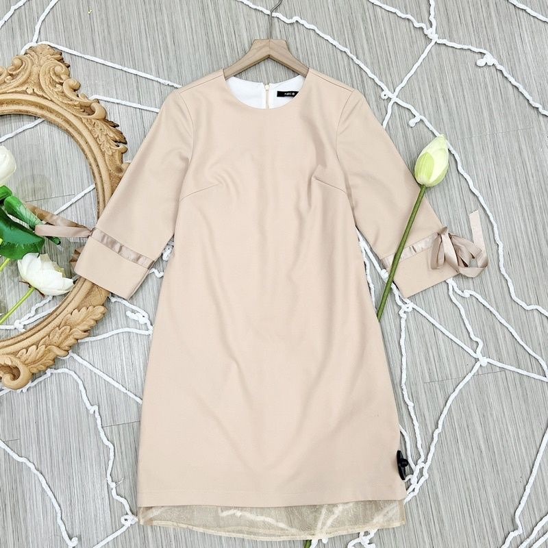 Đầm basic viền chân tay nơ Marc sz S