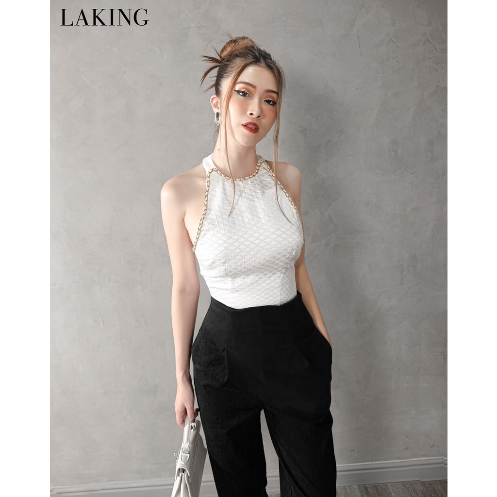 Quần nhung đen lưng liền phối áo trắng cổ yếm viền xích phối Laking House