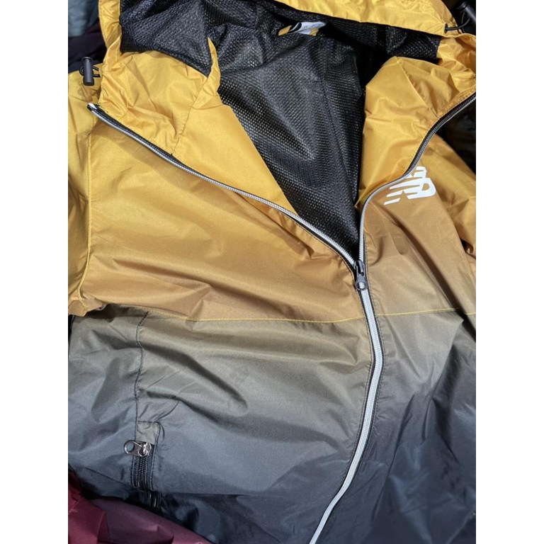 Áo khoác gió cho nam màu ombre - đỏ và vàng