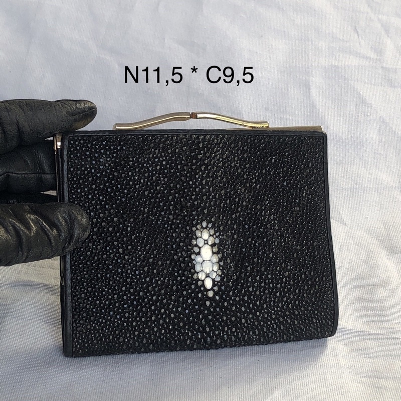 Ví chuẩn si. Ví qua sử dụng . Khách vui lòng xem hình nếu muốn biết thêm thông tin sản phẩm mời khách vô chat . Thanks .