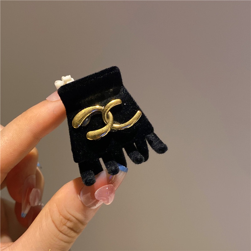 Kẹp tóc càng cua nhung đen đính chữ vàng K33