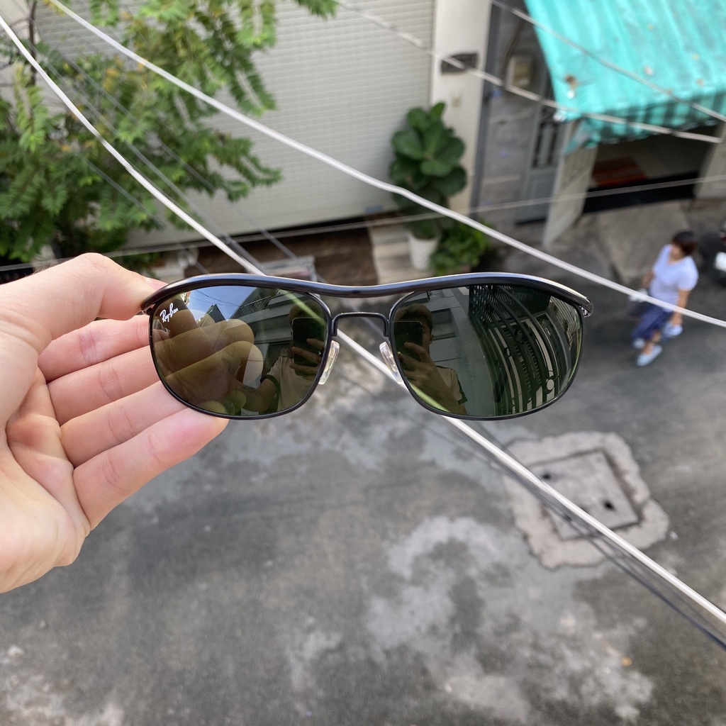 Kính rayban của Ý, đã qua sử dụng, ôm mặt tròng xanh rau muống, gọng đen. Ảnh thật