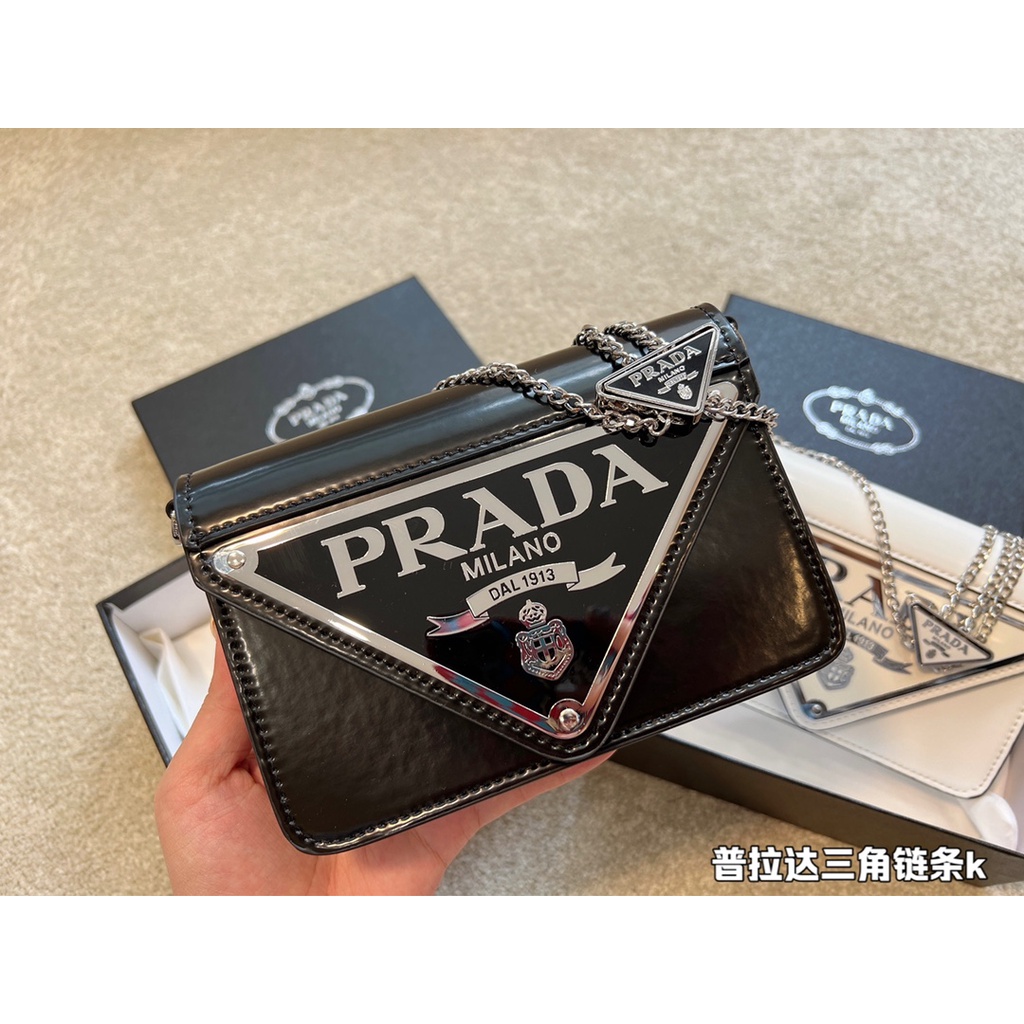Túi Xách Prada Mini Phối Dây Xích Thời Trang Xuân Hè 2022
