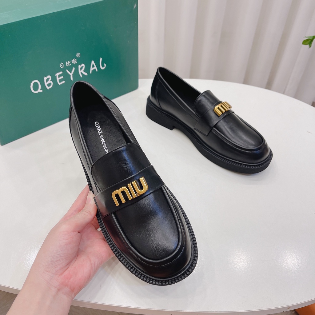 Giầy moca da mềm khóa chữ miu vàng