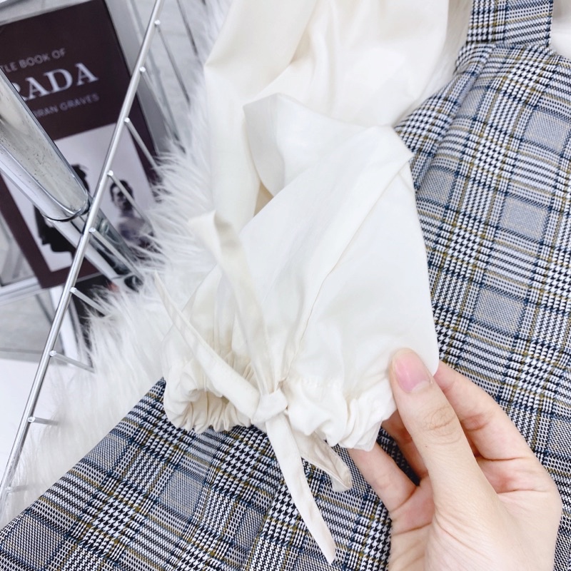 Set yếm caro nâu xám đan eo sau kèm áo sơ mi trắng viền ren