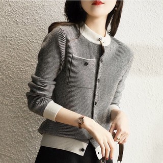 Áo len kẻ phối cổ trắng