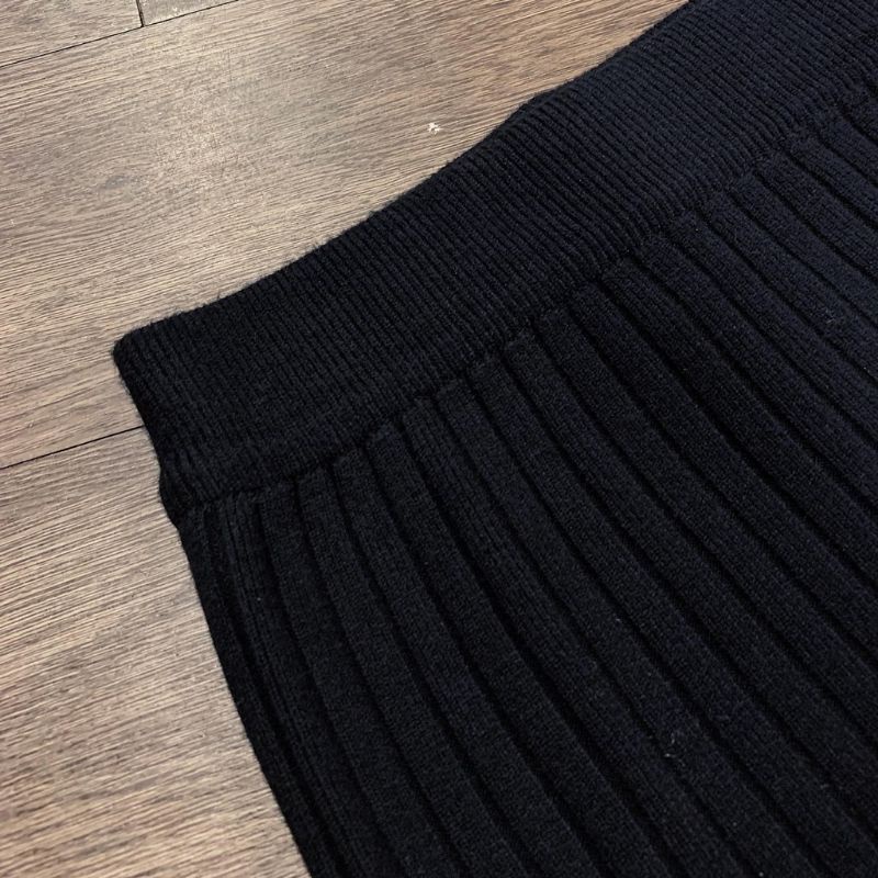 Pass chân váy len màu đen dáng lỡ freesize