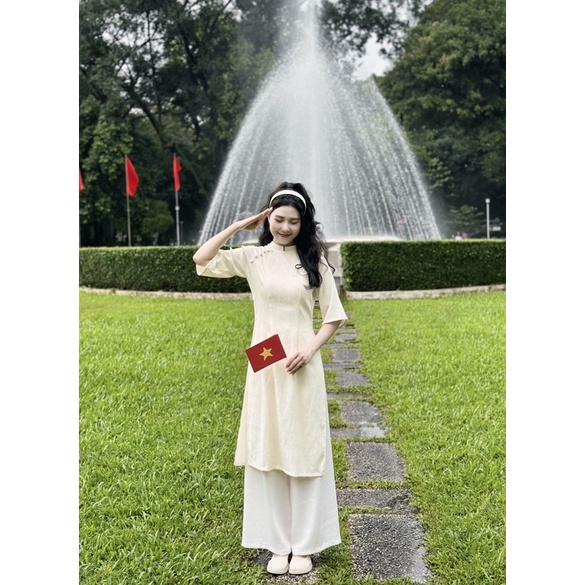 Áo dài gấm Thước Ngọc mềm mại mịn và mát rất sang trọng