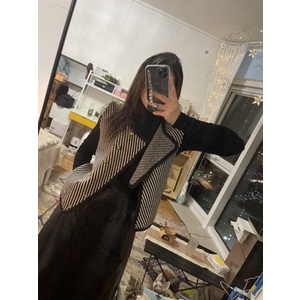 Chân váy da đắp tà có túi màu đen đơn giãn, sang trọng nhưng thời thượng.