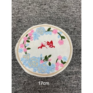 Patch vải ủi nhiệt hình thêu tròn hoa bướm gắn áo dài, áo cách tân