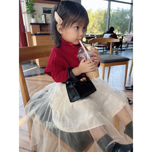 Áo len vặn thừng 2 chi tiết gồm 1 áo choàng và 1 áo len tăm mặc bên trong