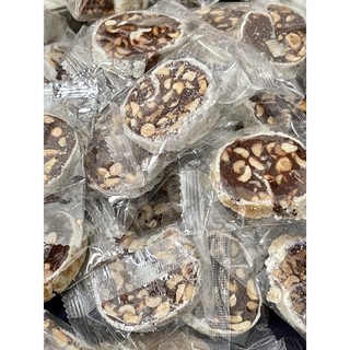 Chuối cuộn đậu phộng Bến Tre ( Đặc sản )