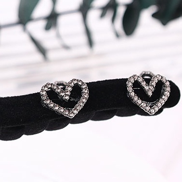 1 Kẹp Tóc Đuôi Ngựa Hình Trái Tim Đính Đá Màu Đen Thanh Lịch Dành Cho Nữ