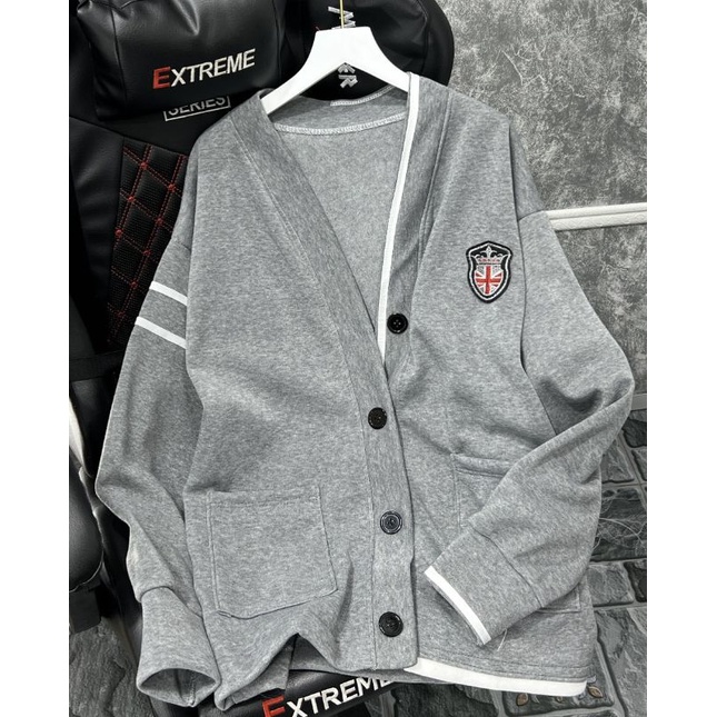 Áo Khoác Cardigan Xám Huy Hiệu Hàn Quốc, Áo Cardigan Xám Huy Hiệu Chất Liệu Nỉ
