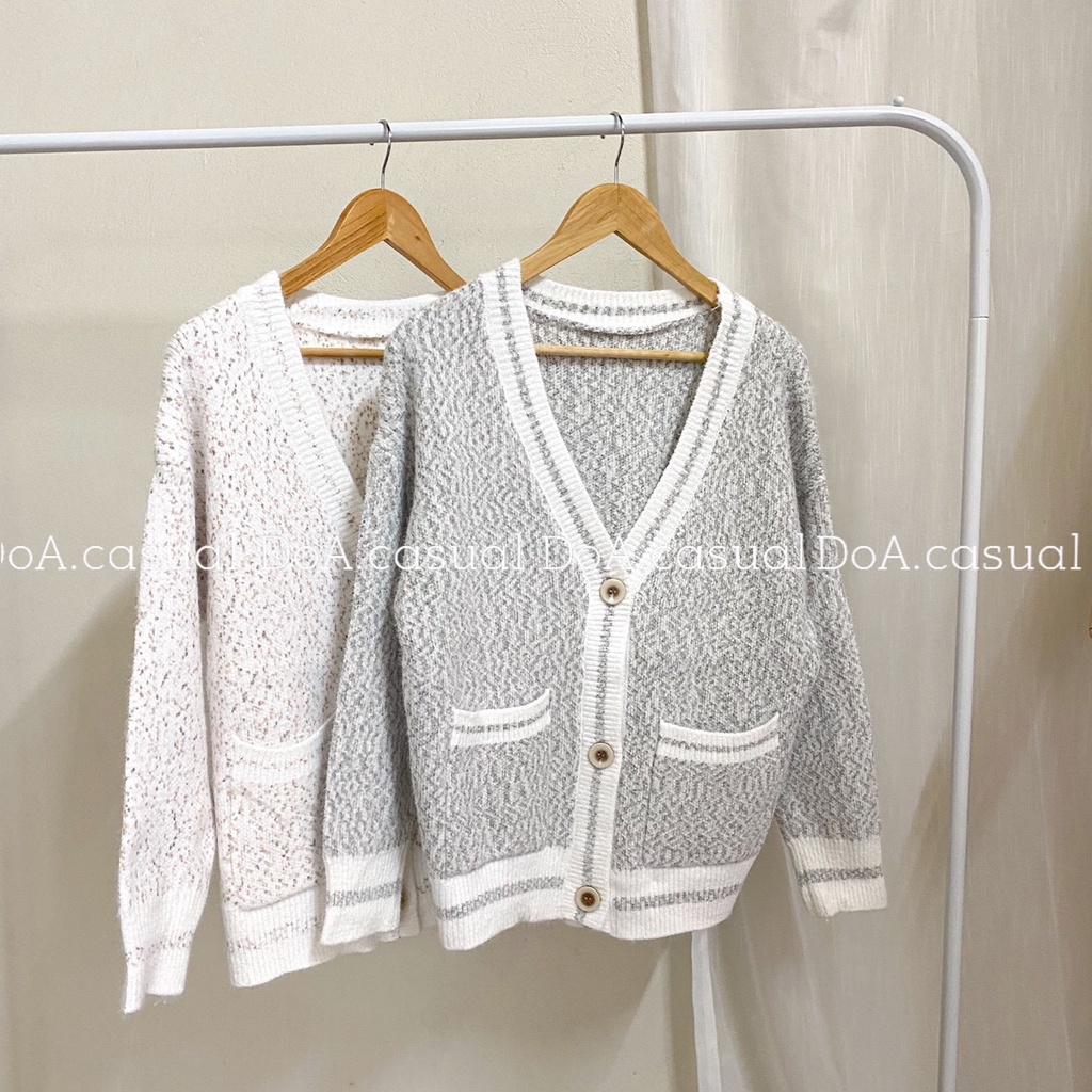 Áo cardigan len hoạ tiết chấm hạt có cúc