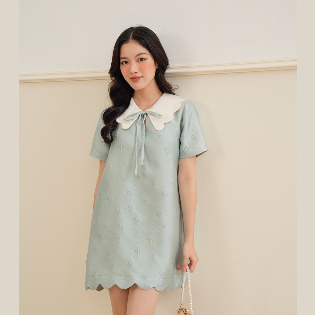 BLEUBIRD Váy gấm thêu hoa nhí phối cổ trắng buộc nơ Vivien Dress