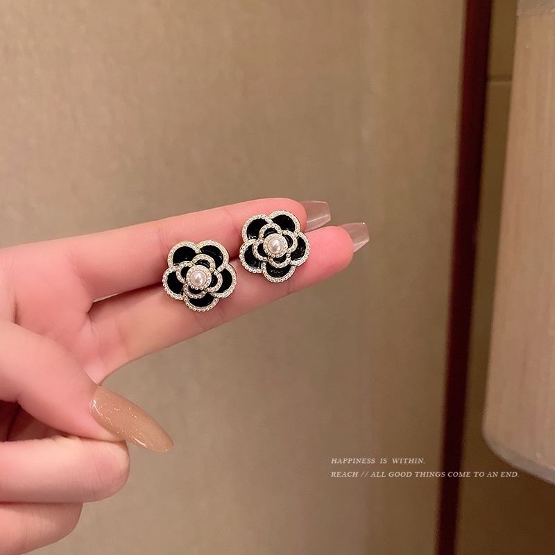 Bông Tai Hoa Trà Đen Đính Ngọc Trai Thời Trang Cho Nữ