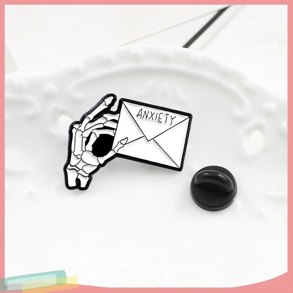 Trâm cài áo hình tay bộ xương trang trí