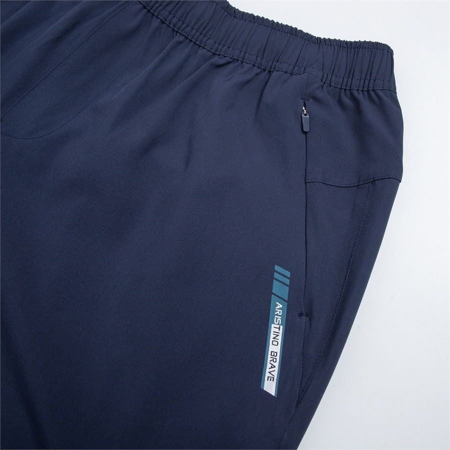 Quần gió nam ARISTINO dáng suông vừa, mặt vải mềm mại, sắc nét -AWP005W2