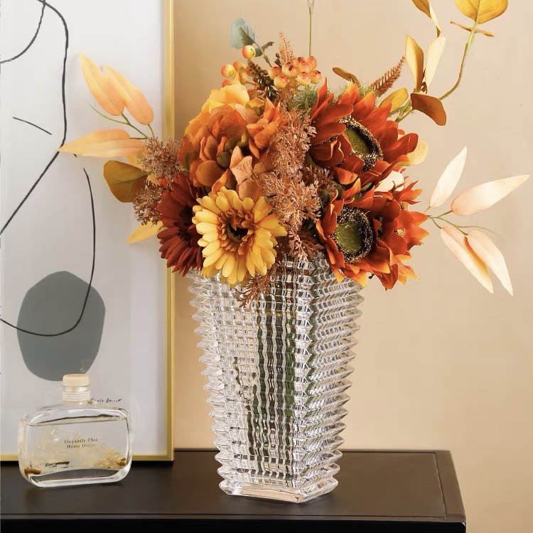 Lọ hoa thuỷ tinh pha lê hình tháp sang trọng , bình hoa decor cao cấp Qhouse , lọ hoa chưng tết đẳng cấp