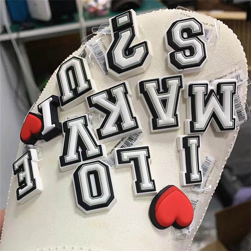 Miễn phí kết hợp số và chữ cái giày trang trí Jibbitz Crocs nút PVC giày phù hiệu FZL01