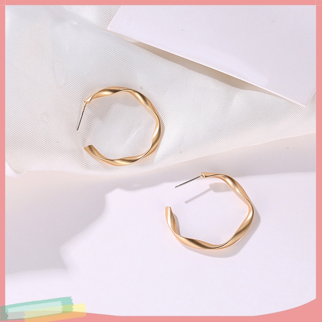 Khuyên tai dạng tròn phong cách thời trang cho phái nữ
