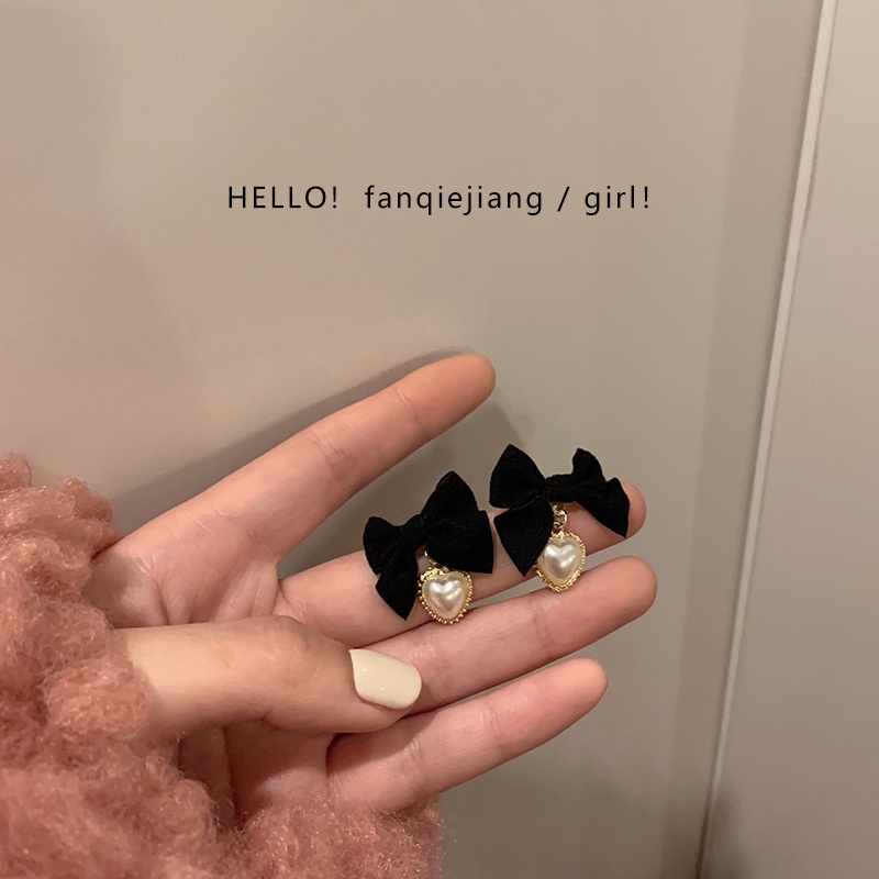 Bông tai nữ 17KM nơ nhung phối mặt trái tim ngọc trai viền vàng thanh lịch