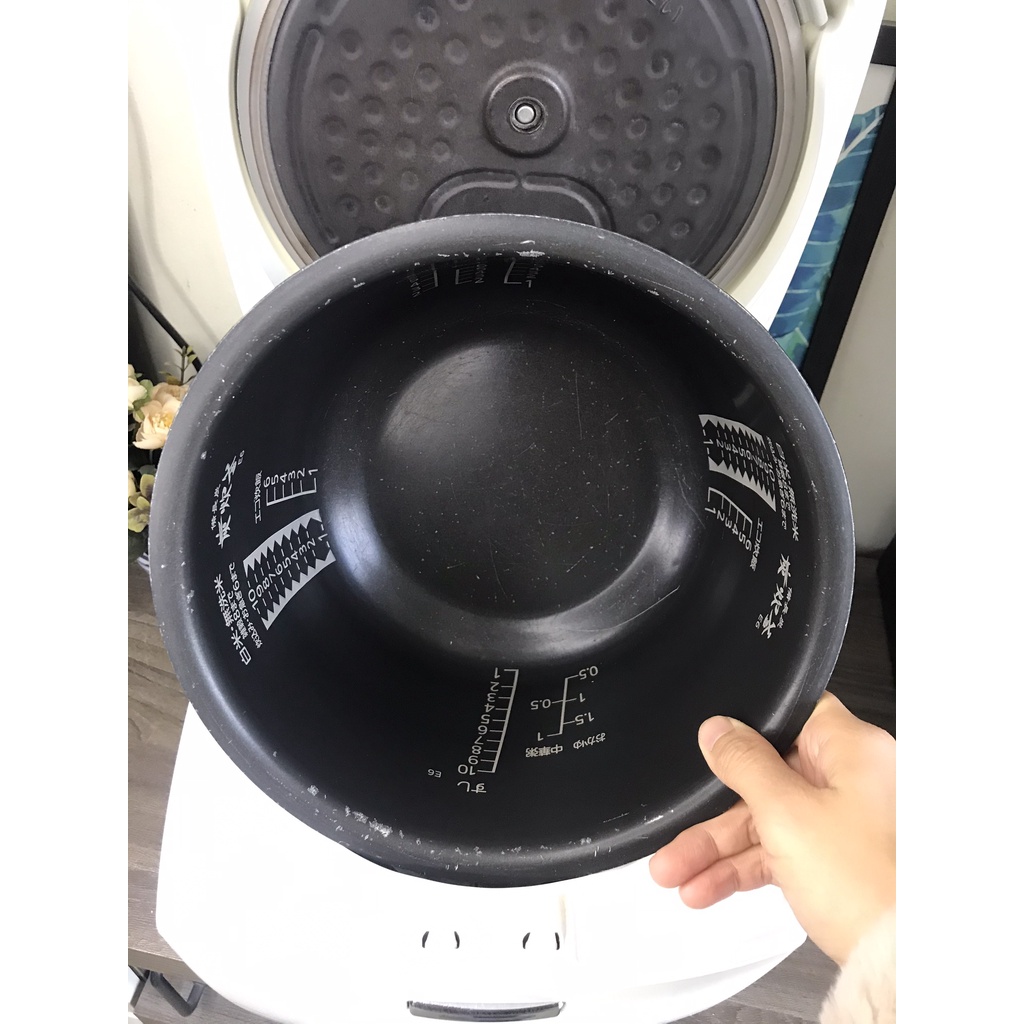 NỒI CƠM cao tần Nhật Mitsubishi 1.8l NJ-KSE186 trắng bắt mắt - ngoại hình mới trên 90%